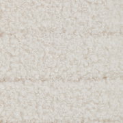 Nahaufnahme von weißem, flauschigem Stoff, möglicherweise Bezug eines Hockers mit Stauraum