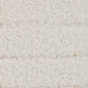 Nahaufnahme von weißem, flauschigem Stoff, möglicherweise Bezug eines Hockers mit Stauraum