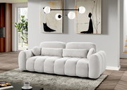 Modernes Funktionssofa in hellem Stoff, frontal fotografiert in einem stilvoll eingerichteten Wohnzimmer mit Kunstwerken an der Wand und einer modernen Hängelampe.