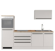 Vooraanzicht van een compacte witte keukenopstelling met houtkleurig werkblad, inbouwoven, kookplaat, spoelbak, kraan, onderkasten, laden en bovenkast met zwarte handgrepen.