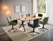 Moderner Esstisch mit Holzplatte und schwarzen Metallbeinen, umgeben von sechs gepolsterten Stühlen in verschiedenen Grautönen, in einem hellen Raum mit großen Fenstern und stilvoller Dekoration. Perspektive: seitliche Ansicht.