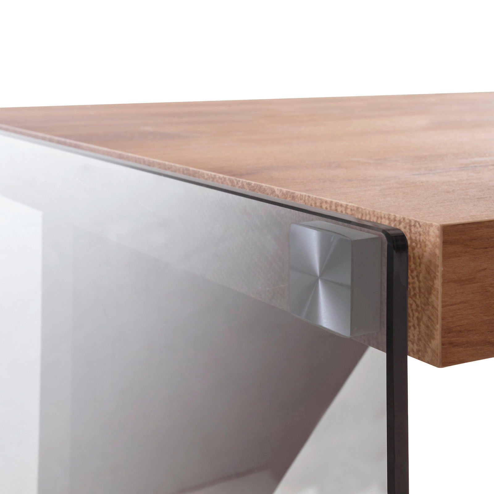 Nahaufnahme eines Eck-Schreibtisches mit Holzoberfläche und Glasdetails, seitliche Perspektive