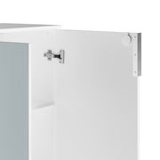 Nahaufnahme eines weißen Aktenschranks mit geöffneter Tür, die die Scharniere und ein Regal im Inneren zeigt.