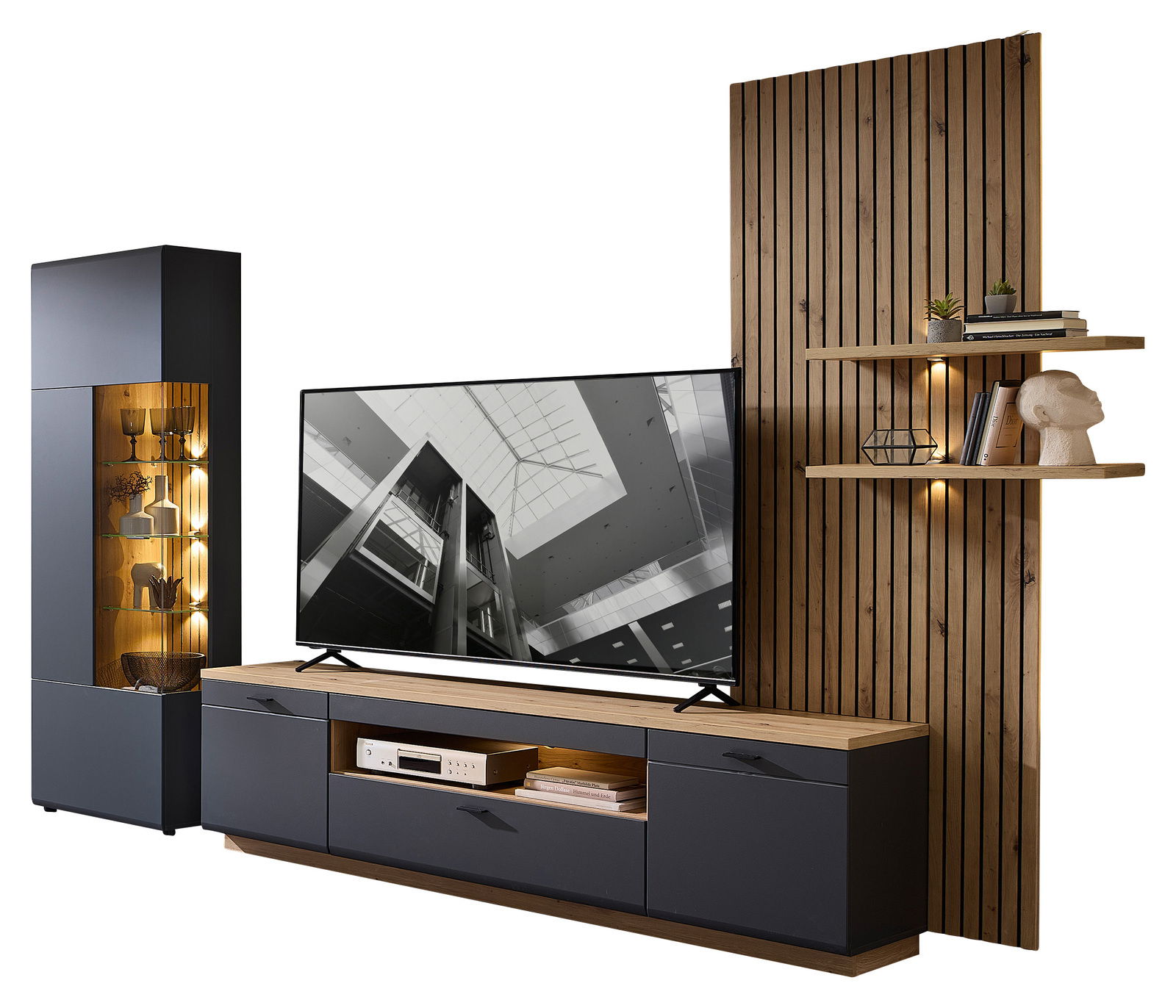 Moderne Wandkombination RENO mit TV-Schrank, Vitrine und Holzpaneel mit Regalen, seitliche Perspektive.