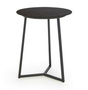 Moderner runder Beistelltisch mit schwarzer Tischplatte und schlanken Metallbeinen, seitliche Perspektive