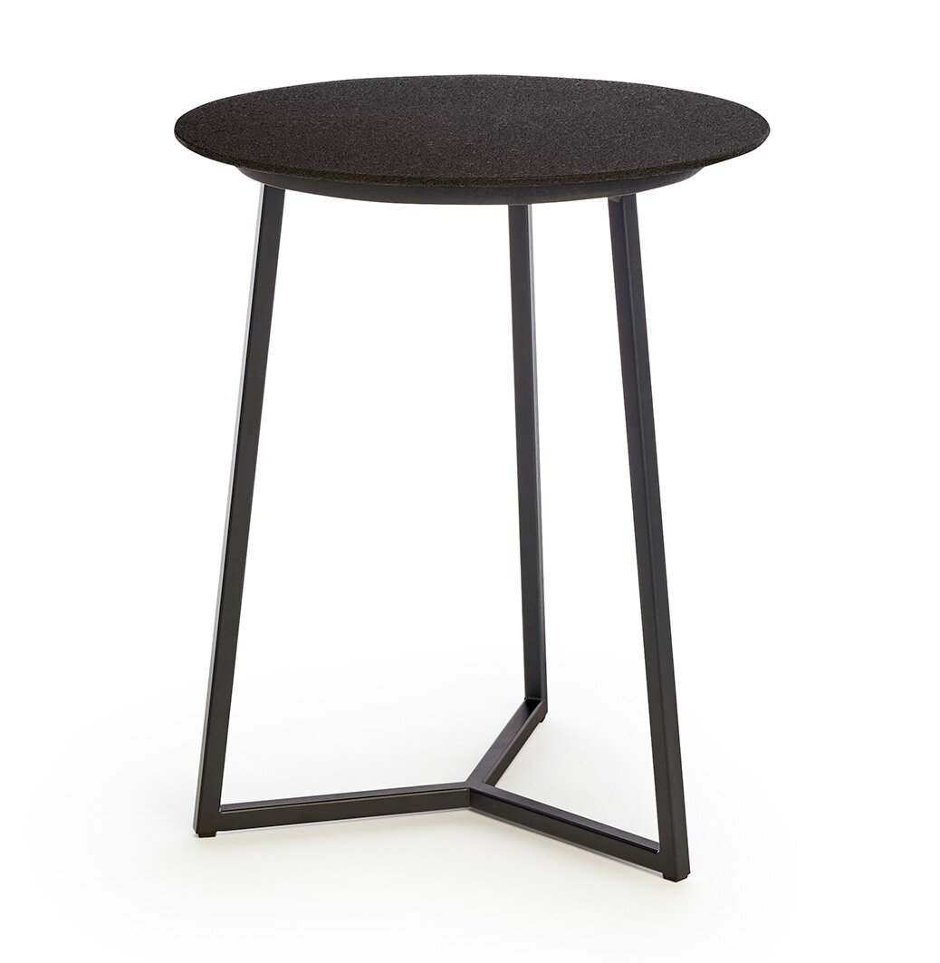 Moderner runder Beistelltisch mit schwarzer Tischplatte und schlanken Metallbeinen, seitliche Perspektive