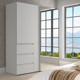 Moderner weißer Schwebetürenschrank mit zwei Türen, einer davon mit Spiegel, in einem hellen Raum mit Blick auf große Fenster. Perspektive von schräg vorne.