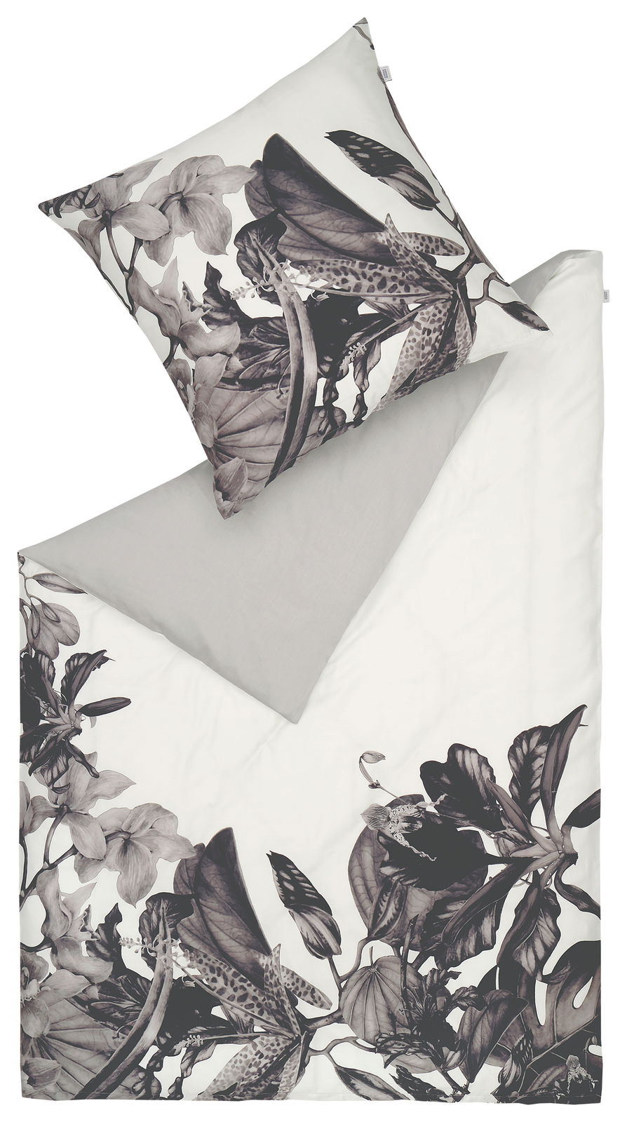 Satin-Bettwäsche-Set AMALIA mit floralem Muster in Schwarz-Weiß, bestehend aus einem Kissenbezug und einem Bettdeckenbezug, aus der Vogelperspektive fotografiert.