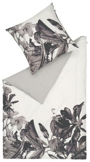 Satin-Bettwäsche-Set AMALIA mit floralem Muster in Schwarz-Weiß, bestehend aus einem Kissenbezug und einem Bettdeckenbezug, aus der Vogelperspektive fotografiert.