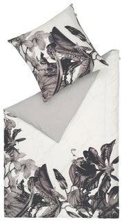 Satin-Bettwäsche-Set AMALIA mit floralem Muster in Schwarz-Weiß, bestehend aus einem Kissenbezug und einem Bettdeckenbezug, aus der Vogelperspektive fotografiert.