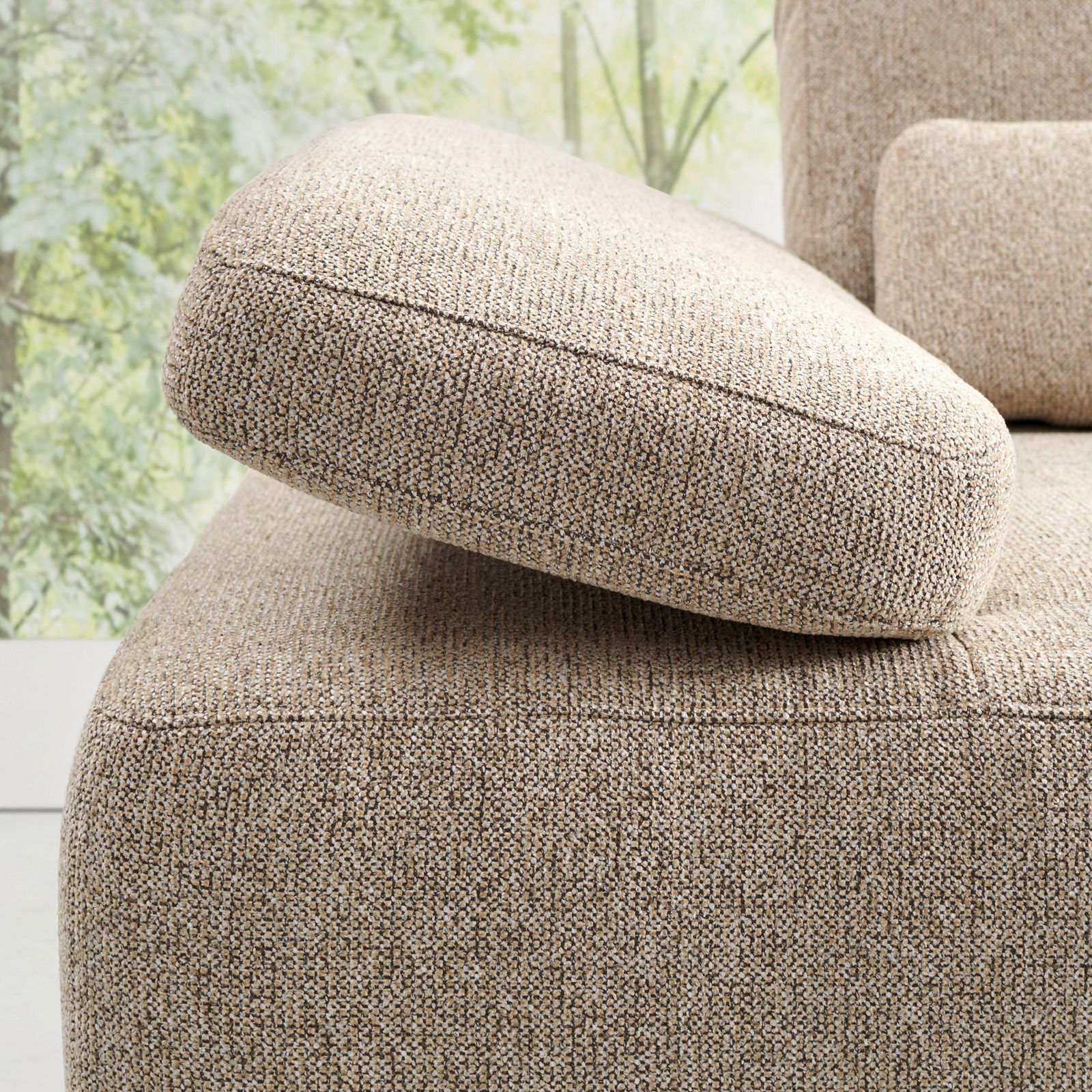 Nahaufnahme eines beigen Longchairs mit strukturierter Oberfläche, seitliche Perspektive.