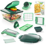 Nicer Dicer Chef 16-tlg. Set in grüner Farbe, bestehend aus verschiedenen Schneide- und Reibeaufsätzen, einem Behälter mit Deckel und einem Rezeptheft. Perspektive: Frontalansicht mit leichtem Winkel von oben.
