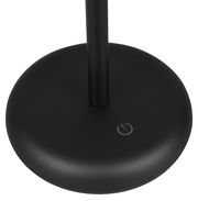 Nahaufnahme der Basis einer schwarzen Akku-Tischleuchte mit Touch-Schalter.