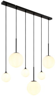 Moderne Hängeleuchte mit fünf kugelförmigen Lampenschirmen in verschiedenen Größen, aus der Perspektive von unten betrachtet.