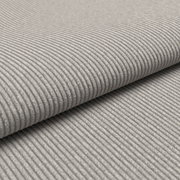 Close-up schuin bovenaanzicht van grijze ribfluweel/corduroy stof, deels opgerold om de geribbelde textuur te tonen
