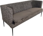 Modernes 3-Sitzer-Sofa mit meliertem Bouclé-Bezug in Grau/Schwarz, zwei grauen Sitzpolstern und schlanken schwarzen Metallbeinen, perspektivisch in schräger Vorderansicht von links freigestellt auf weißem Hintergrund
