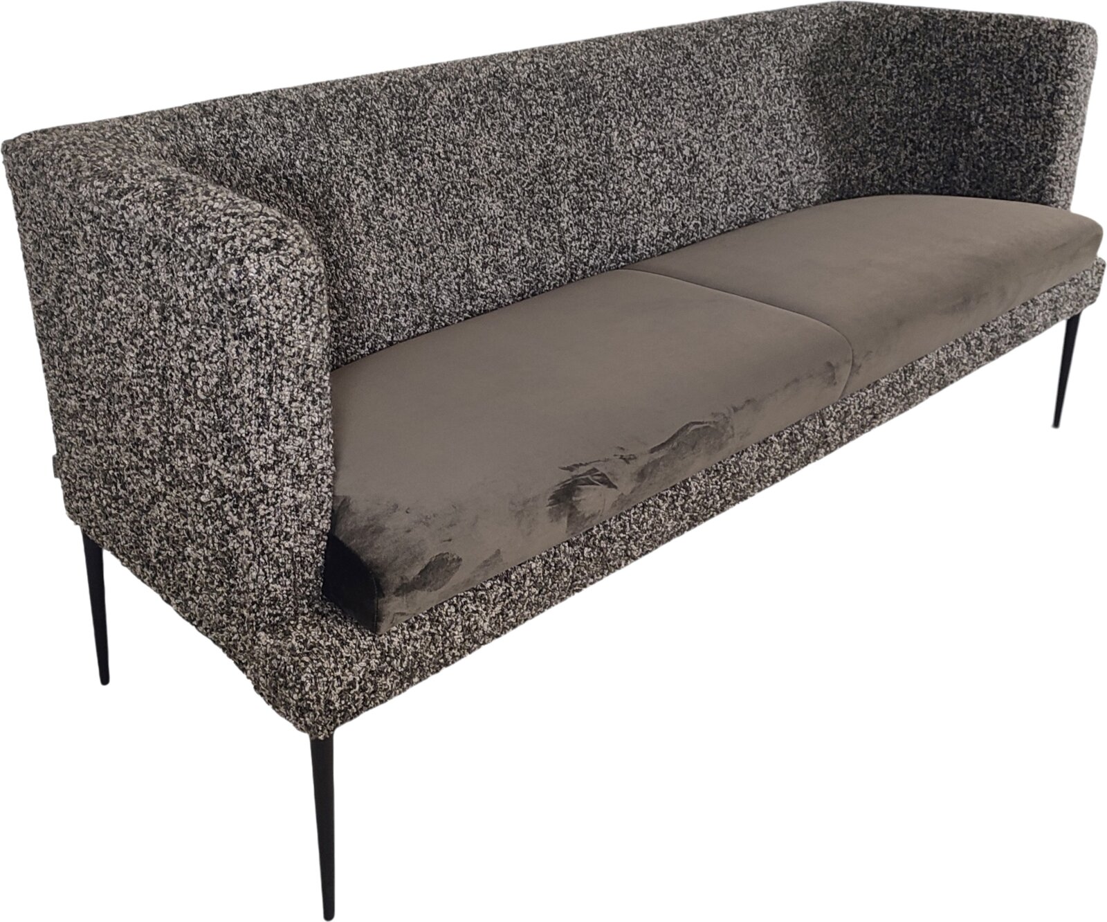 Modernes 3-Sitzer-Sofa mit meliertem Bouclé-Bezug in Grau/Schwarz, zwei grauen Sitzpolstern und schlanken schwarzen Metallbeinen, perspektivisch in schräger Vorderansicht von links freigestellt auf weißem Hintergrund