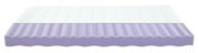 Querschnitt einer Jugendmatratze 120x200 cm mit wellenförmiger Oberfläche und lila Schaumstoffkern, seitliche Perspektive