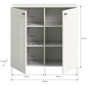Weiße Kommode mit zwei geöffneten Türen, vier Fächern und quadratischem Muster auf den Türen, frontal betrachtet.