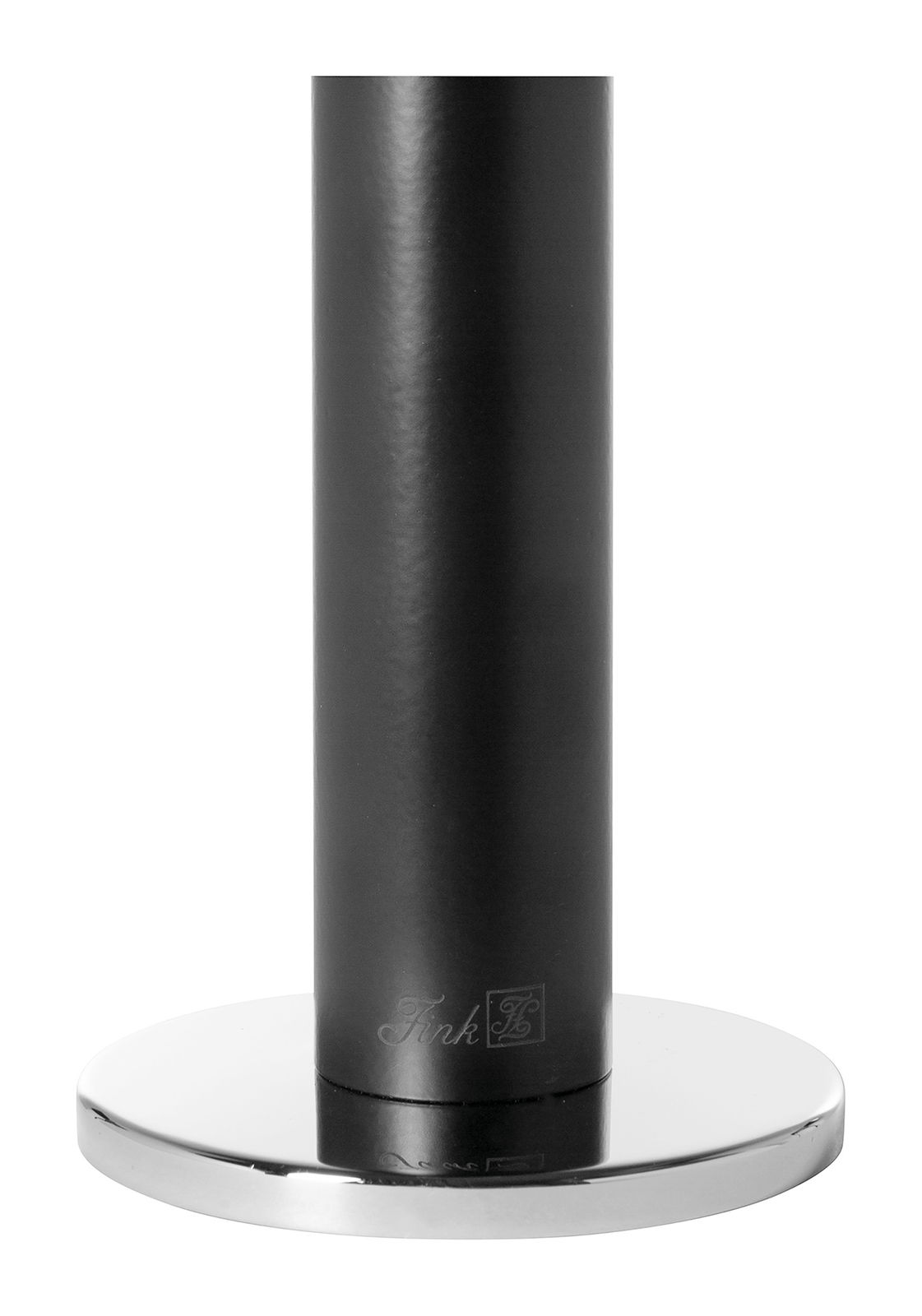 Schwarzer, zylindrischer Leuchter mit glänzendem, silbernem Sockel, seitliche Perspektive