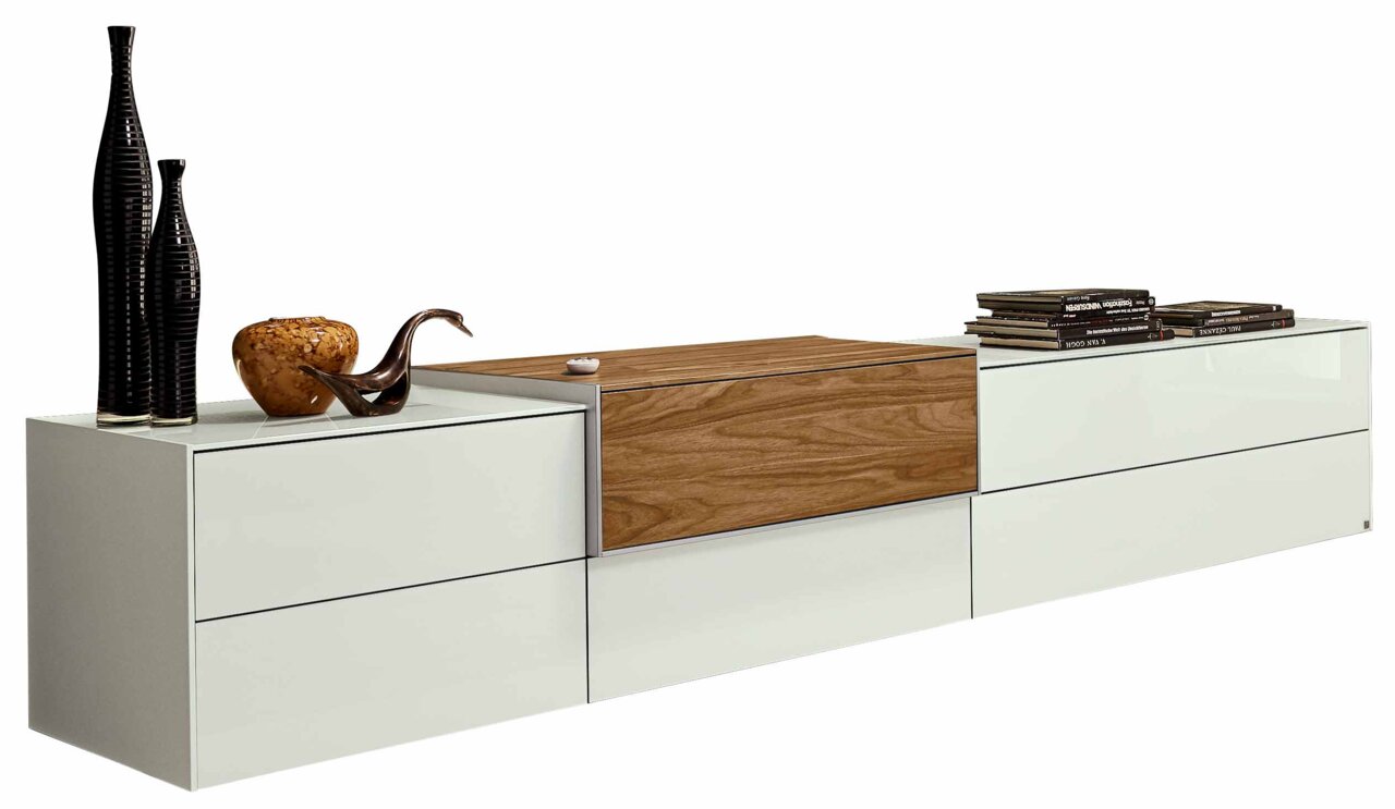 TV-Medienelement in modernem Design mit weißem Korpus und Holzdetails, seitliche Perspektive
