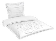 Bettwäsche-Set mit Kissen und Decke, bedruckt mit 'Ich liebe dich' in verschiedenen Sprachen, von schräg oben fotografiert.
