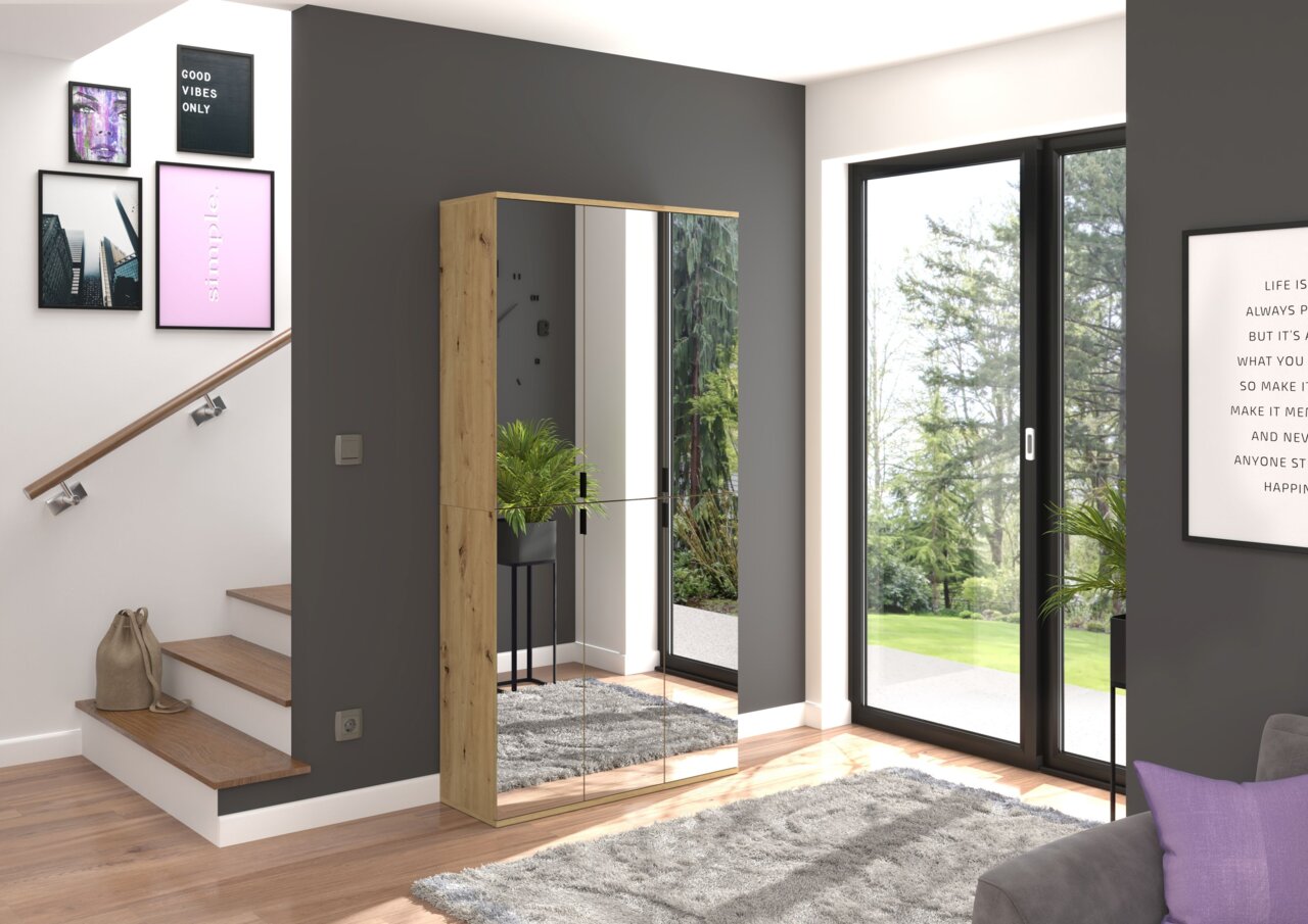 Moderner Spiegelschrank in Holzoptik mit drei Spiegeltüren, in einem hellen Raum mit Blick auf den Garten.