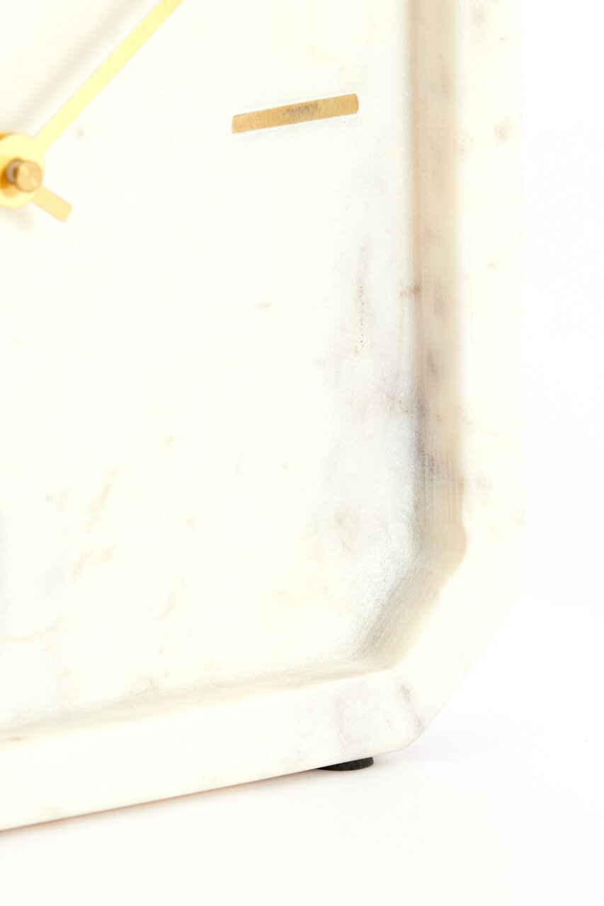 Close-up van een elegant horloge met een wijzerplaat van wit marmer en gouden wijzers, gezien vanaf de zijkant.