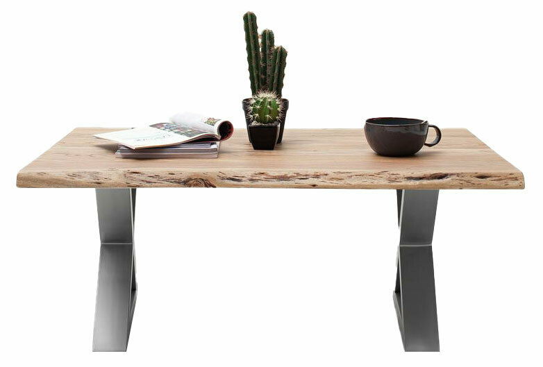 Moderner Couchtisch aus Holz mit Metallbeinen, darauf eine Kaffeetasse, ein Kaktus und Zeitschriften, frontal betrachtet.