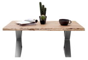 Moderne houten salontafel met metalen poten, met daarop een koffiekopje, een cactus en tijdschriften, gezien van voren.