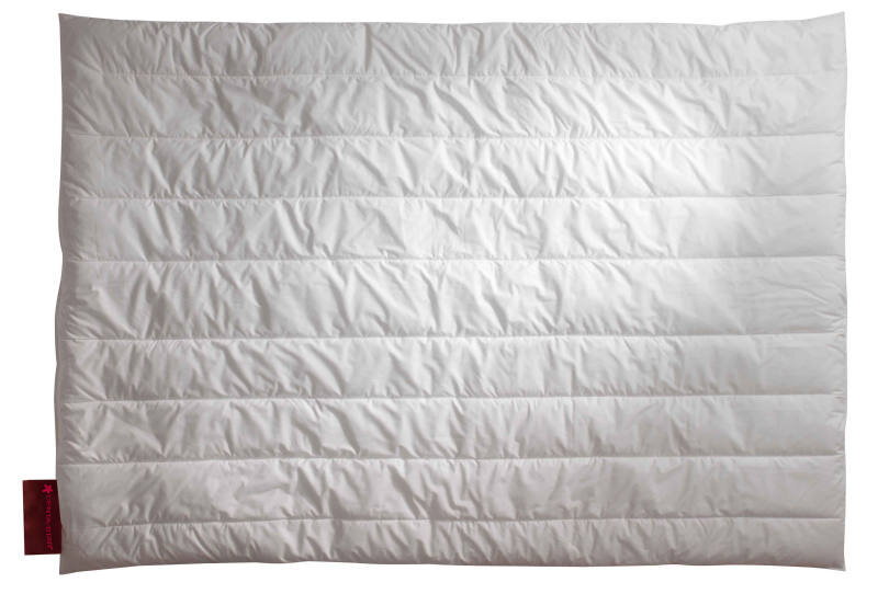 Vital Plus Duo-Bettdecke 155x220 in Draufsicht, weiße Steppdecke mit rotem Etikett an der Seite