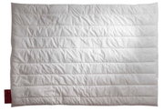 Vital Plus Duo-Bettdecke 155x220 in Draufsicht, weiße Steppdecke mit rotem Etikett an der Seite