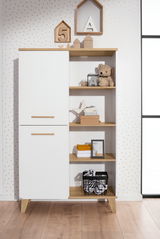 Standregal mit weißer Tür und offenen Regalfächern, gefüllt mit Dekorationen und Spielzeug, aus frontaler Perspektive.