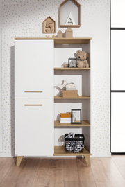 Standregal mit weißer Tür und offenen Regalfächern, gefüllt mit Dekorationen und Spielzeug, aus frontaler Perspektive.