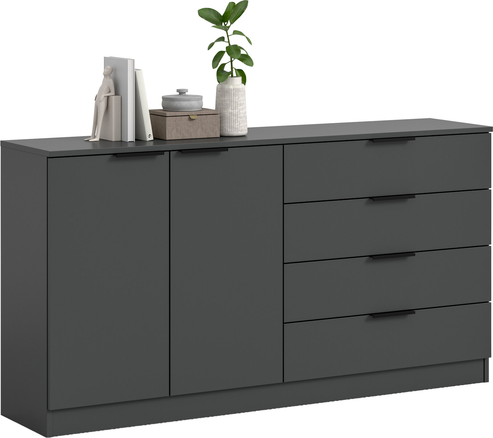 Anthrazitfarbene, moderne Kommode/Sideboard mit zwei Türen links und vier Schubladen rechts, flacher Deckplatte und schwarzen Griffleisten, dekoriert mit Büchern und Vase mit Pflanze; Ansicht schräg von vorne (Frontansicht in leichter Perspektive).