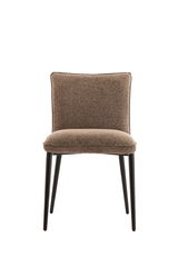 Brauner Stuhl mit gepolsterter Sitzfläche und Rückenlehne, schwarze Metallbeine, Frontalansicht