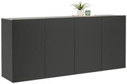 Modernes, schwarzes Hängesideboard mit vier Türen, seitliche Perspektive, dekoriert mit einer Pflanze und einem Glas auf der Oberseite.