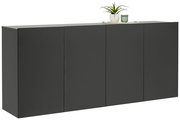 Modernes, schwarzes Hängesideboard mit vier Türen, seitliche Perspektive, dekoriert mit einer Pflanze und einem Glas auf der Oberseite.