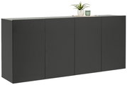 Modern, zwart hangend dressoir met vier deuren, gezien vanaf de zijkant, versierd met een plant en een glas op het blad.