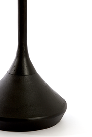 Nahaufnahme des schwarzen Standfußes eines Beistelltisches, perspektivisch von unten fotografiert.