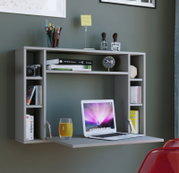 Graues Wand-Schreibtischregal mit ausklappbarer Arbeitsfläche, darauf ein Laptop und ein Glas Saft; Bücher und Deko in den Fächern, frontal aus leicht erhöhter Perspektive aufgenommen.