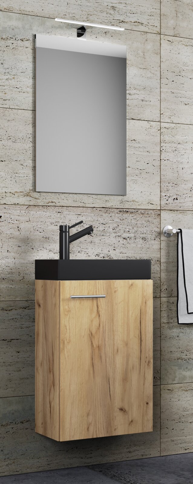 Modernes Badezimmer-Waschbecken-Set mit rechteckigem Spiegel und LED-Aufbauleuchte, schwarzem Aufsatzwaschbecken und schwarzer Armatur auf wandhängendem Waschtischunterschrank in heller Holzoptik; Frontalansicht leicht von links.