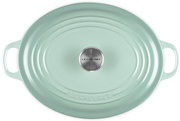 Mintgrüner ovaler Le Creuset Bräter mit Deckel und seitlichen Griffen, Draufsicht von oben auf weißem Hintergrund