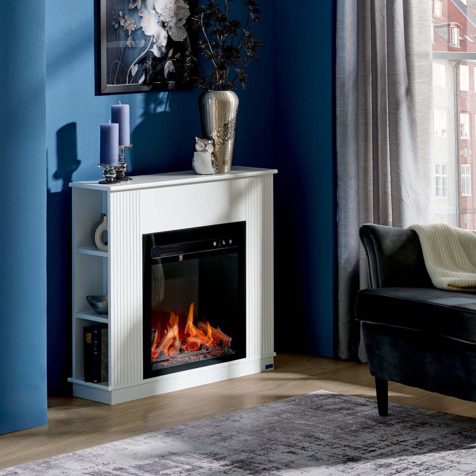 Elektrokamin in einem modernen Wohnzimmer, frontal fotografiert, mit dekorativen Elementen wie Kerzen und einer Vase auf dem Kaminsims.