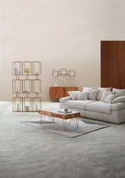 Großes, gemütliches Big-Sofa in einem modernen Wohnzimmer, seitliche Perspektive.