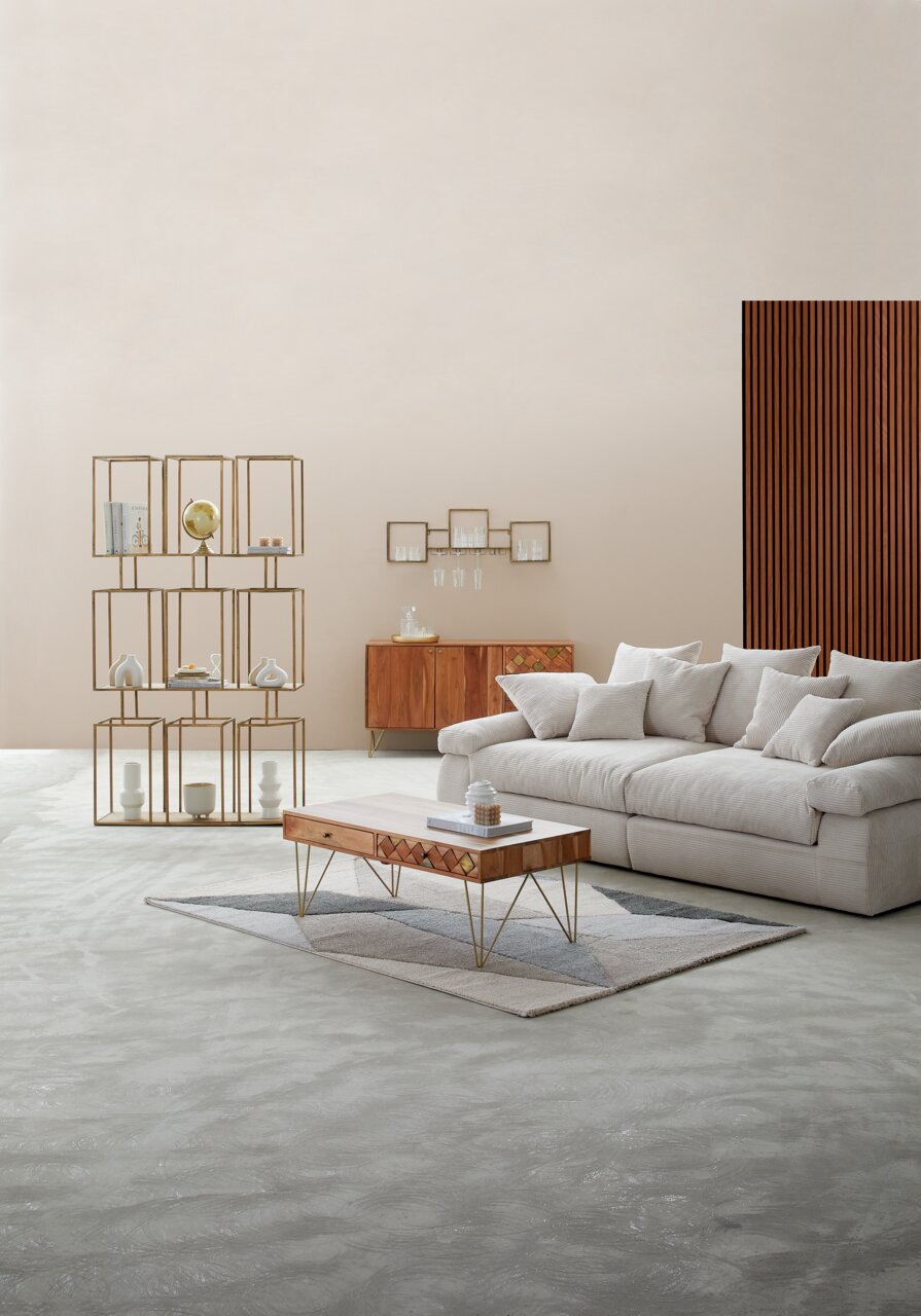 Großes, gemütliches Big-Sofa in einem modernen Wohnzimmer, seitliche Perspektive.