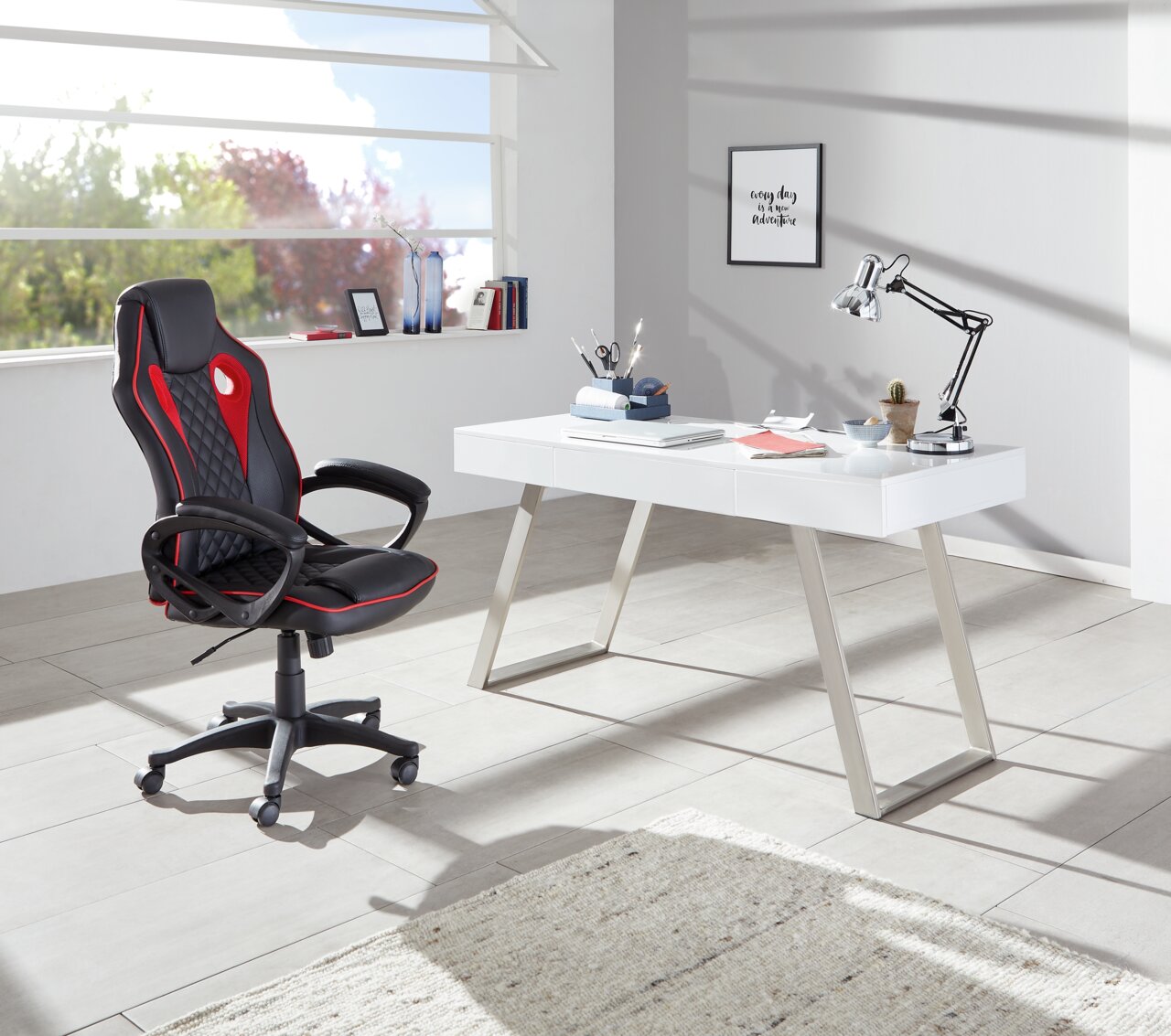 Gaming Stuhl in einem modernen Büro, seitliche Perspektive