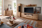 Wohnzimmer mit moderner Holzmöbelkombination, bestehend aus Sideboard, Vitrine, TV-Board und Couchtisch, in einer hellen und gemütlichen Atmosphäre. Perspektive von vorne.