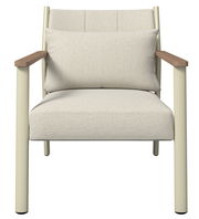 Frontansicht eines beigen Gartenstuhls mit Armlehnen aus Holz und einem Kissen.