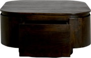 Dunkelbrauner Couchtisch aus Holz mit abgerundeter Form und geöffneter Schublade, frontal aus leicht erhöhter Perspektive dargestellt